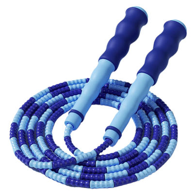 Αναπηδητικό σχοινί ρυθμιζόμενου μήκους με μαλακό νάιλον σχοινί με χάντρες και κυματιστό σχεδιασμό λαβής που εξασφαλίζει άνετο κράτημα και αποτελεσματικές προπονήσεις